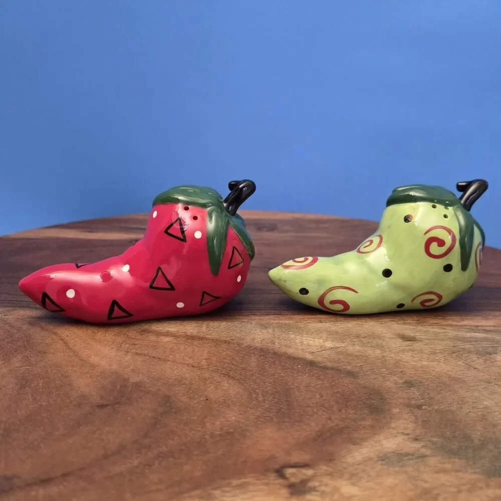 VTG Ceramic Hot Chile Peppers Salt and Pepper Shakers Novelty Set Red Lime Green